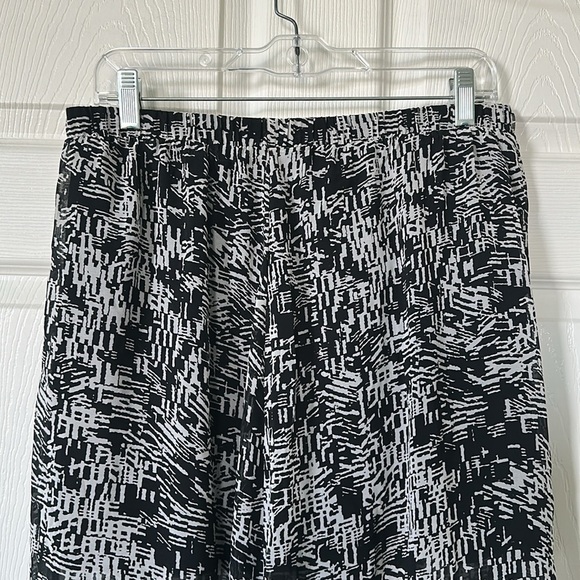 Forever 21 Black and White Patterned Maxi Skirt Size L - Picture 6 of 7